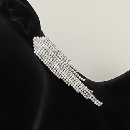 گوشواره زنانه جواهری طرح مینیمال رشته ای فول نگین کاری شده رنگ نقره ای مناسب مجلس و مهمانی آبکاری درجه یک نقره و رادیوم ضد حساسیت و رنگ کاملا ثابت کد zmc — تصویر ۳