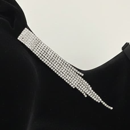 گوشواره زنانه جواهری طرح فانتزی مربعی آبشاری نگین کاری شده رنگ نقره ای مناسب مجلس و مهمانی آبکاری درجه یک نقره و رادیوم ضد حساسیت و رنگ کاملا ثابت کد zmc — تصویر ۳