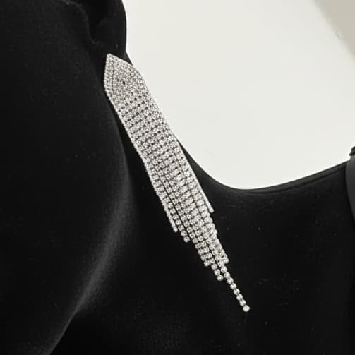 گوشواره زنانه جواهری طرح شیک و به روز آبشاری نگین کاری شده رنگ نقره ای مناسب مجلس و مهمانی آبکاری درجه یک نقره و رادیوم ضد حساسیت و رنگ کاملا ثابت کد zmc — تصویر ۲