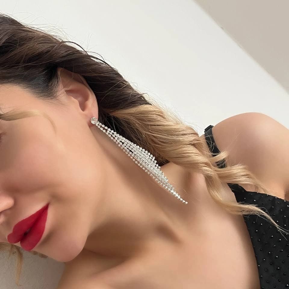 گوشواره زنانه جواهری یونیک رشته ای فول نگین کاری شده رنگ نقره ای مناسب مجلس و مهمانی آبکاری درجه یک نقره و رادیوم ضد حساسیت و رنگ کاملا ثابت کد zmc — تصویر ۲