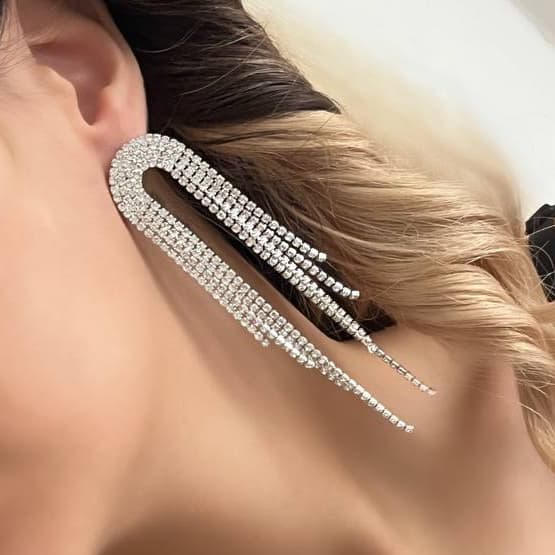 گوشواره زنانه جواهری طرح U برعکس آبشاری نگین کاری شده رنگ نقره ای مناسب مجلس و مهمانی آبکاری درجه یک نقره و رادیوم ضد حساسیت و رنگ کاملا ثابت کد zmc