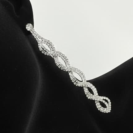 گوشواره زنانه جواهری طرح پیچی دو لاین نگین کاری شده رنگ نقره ای مناسب مجلس و مهمانی آبکاری درجه یک نقره و رادیوم ضد حساسیت و رنگ کاملا ثابت کد zmc — تصویر ۴