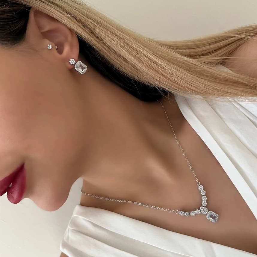 ست گردنبند و گوشواره زنانه طرح آویز مربع جواهری و گل نگین زیرکن رنگ نقره ای مناسب روزمره و مهمانی جنس استیل ضد حساسیت و رنگ ثابت کد zmc