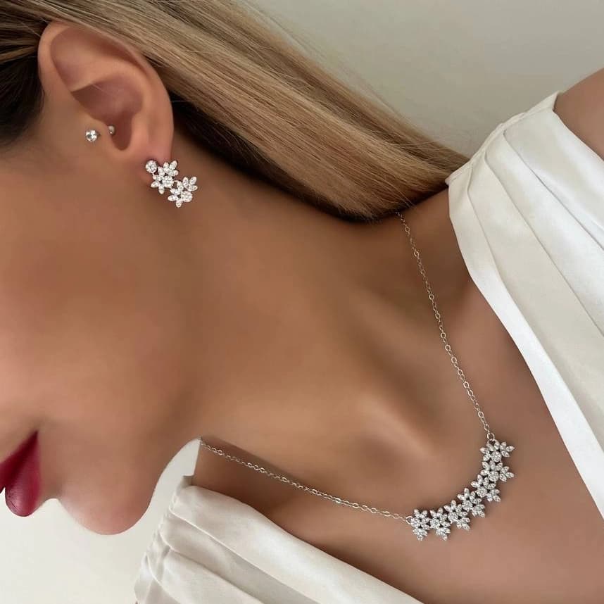 ست گردنبند و گوشواره زنانه طرح شکوفه جواهری نگین زیرکن رنگ نقره ای مناسب روزمره و مهمانی جنس استیل ضد حساسیت و رنگ ثابت کد zmc