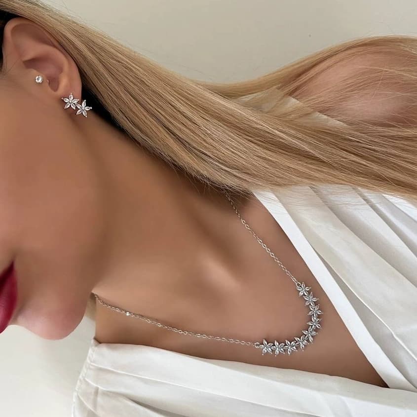 ست گردنبند و گوشواره زنانه طرح پر گل جواهری نگین زیرکن رنگ نقره ای مناسب روزمره و مهمانی جنس استیل ضد حساسیت و رنگ ثابت کد zmc