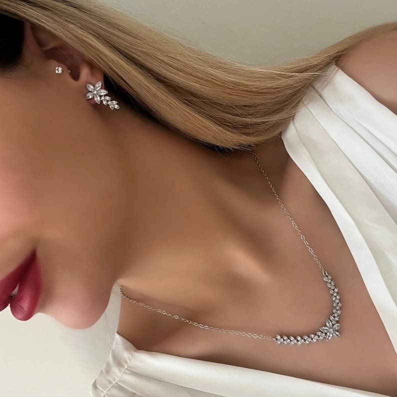 ست گردنبند و گوشواره زنانه طرح برگ و تک گل بزرگ جواهری نگین زیرکن رنگ نقره ای مناسب روزمره و مهمانی جنس استیل ضد حساسیت و رنگ ثابت کد zmc