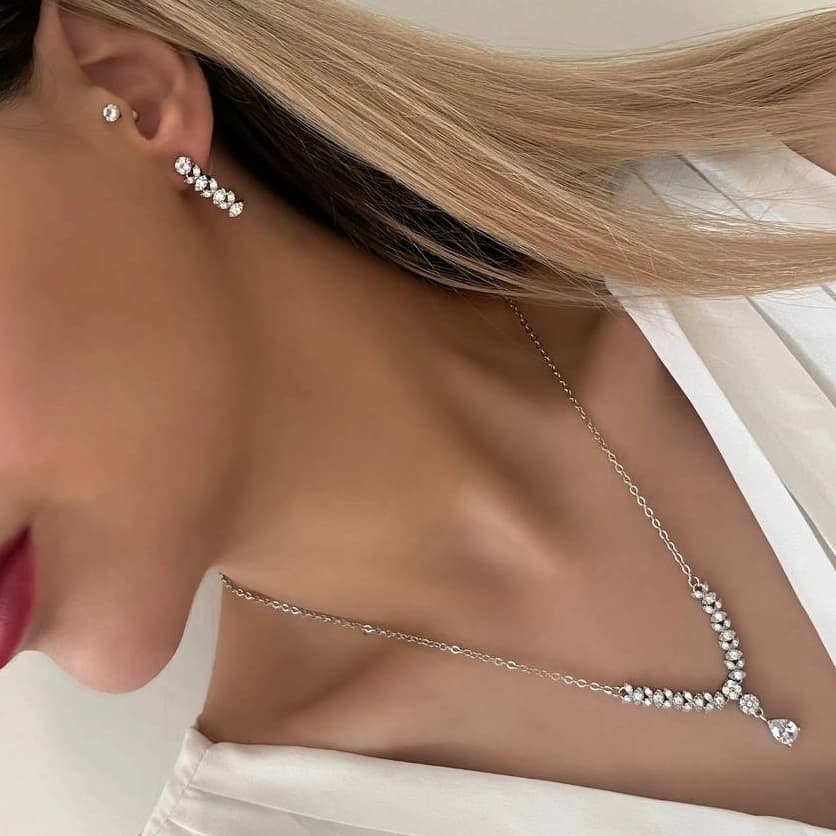 ست گردنبند و گوشواره زنانه طرح آویز اشک جواهری نگین زیرکن رنگ نقره ای مناسب روزمره و مهمانی جنس استیل ضد حساسیت و رنگ ثابت کد zmc