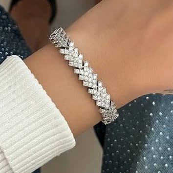 دستبند بنگل زنانه طرح جواهری نگین کاری شده رنگ نقره ای مناسب روزمره و مهمانی آبکاری درجه یک نقره و رادیوم ضد حساسیت و رنگ ثابت کد zmc