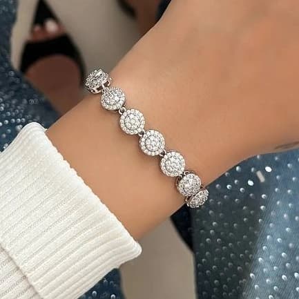 دستبند بنگل زنانه مدل دایره ای جواهری فول نگین کاری شده رنگ نقره ای مناسب روزمره و مهمانی آبکاری درجه یک نقره و رادیوم ضد حساسیت و رنگ ثابت کد zmc