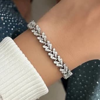 دستبند بنگل زنانه مدل برگ جواهری فول نگین کاری شده رنگ نقره ای مناسب روزمره و مهمانی آبکاری درجه یک نقره و رادیوم ضد حساسیت و رنگ ثابت کد zmc