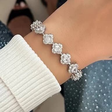 دستبند بنگل زنانه کلاسیک مدل گل فول نگین کاری شده رنگ نقره ای مناسب روزمره و مهمانی آبکاری درجه یک نقره و رادیوم ضد حساسیت و رنگ ثابت کد zmc