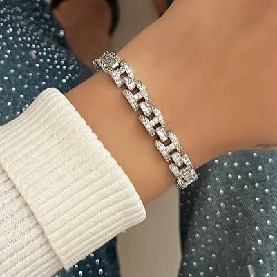 دستبند بنگل زنانه جواهری کلاسیک نگین کاری شده رنگ نقره ای مناسب روزمره و مهمانی آبکاری درجه یک نقره و رادیوم ضد حساسیت و رنگ ثابت کد zmc