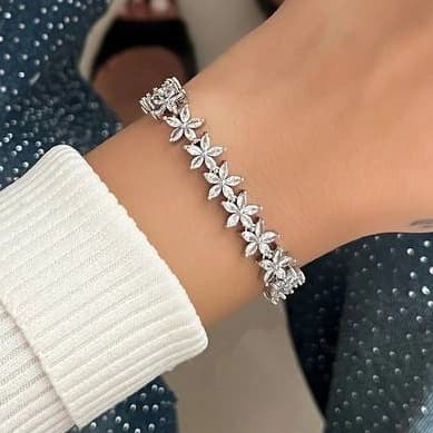 دستبند بنگل زنانه جواهری طرح گل پنج برگ نگین کاری شده رنگ نقره ای مناسب روزمره و مهمانی آبکاری درجه یک نقره و رادیوم ضد حساسیت و رنگ کاملا ثابت کد zmc