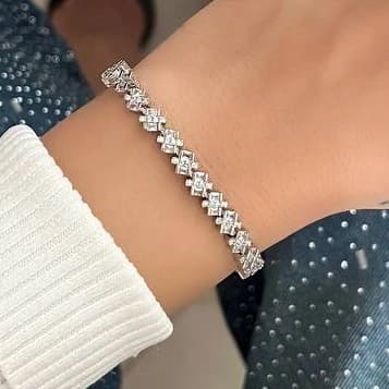دستبند بنگل زنانه جواهری نگین کاری شده رنگ نقره ای مناسب روزمره و مهمانی آبکاری درجه یک نقره و رادیوم ضد حساسیت و رنگ کاملا ثابت کد zmc
