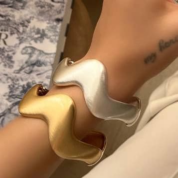 دستبند بنگل زنانه مینیمال طرح النگویی موج دار رنگ طلایی و نقره ای مناسب روزمره و مهمانی آبکاری درجه یک نقره و رادیوم ضد حساسیت رنگ ثابت کد zmc — تصویر ۳