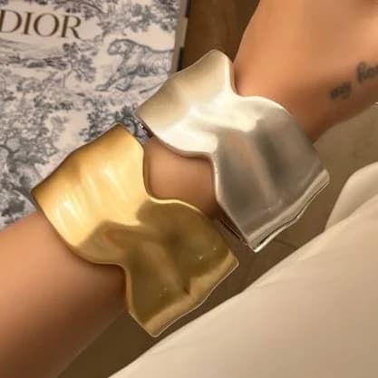 دستبند بنگل زنانه مینیمال طرح چروک پهن رنگ طلایی و نقره ای مناسب روزمره و مهمانی آبکاری درجه یک نقره و رادیوم ضد حساسیت رنگ ثابت کد zmc