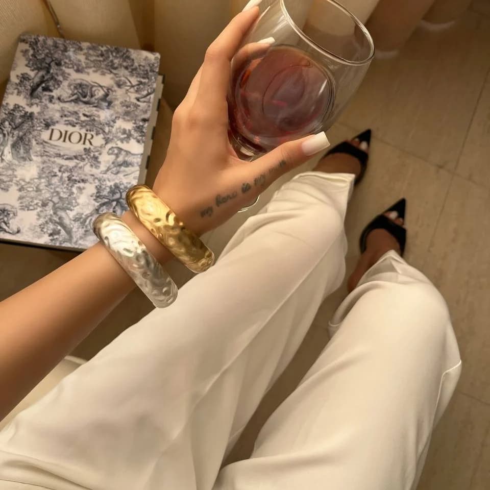 دستبند بنگل زنانه طرح النگویی پهن مینیمال رنگ طلایی و نقره ای مناسب روزمره و مهمانی آبکاری درجه یک نقره و رادیوم ضد حساسیت رنگ ثابت کد zmc — تصویر ۲