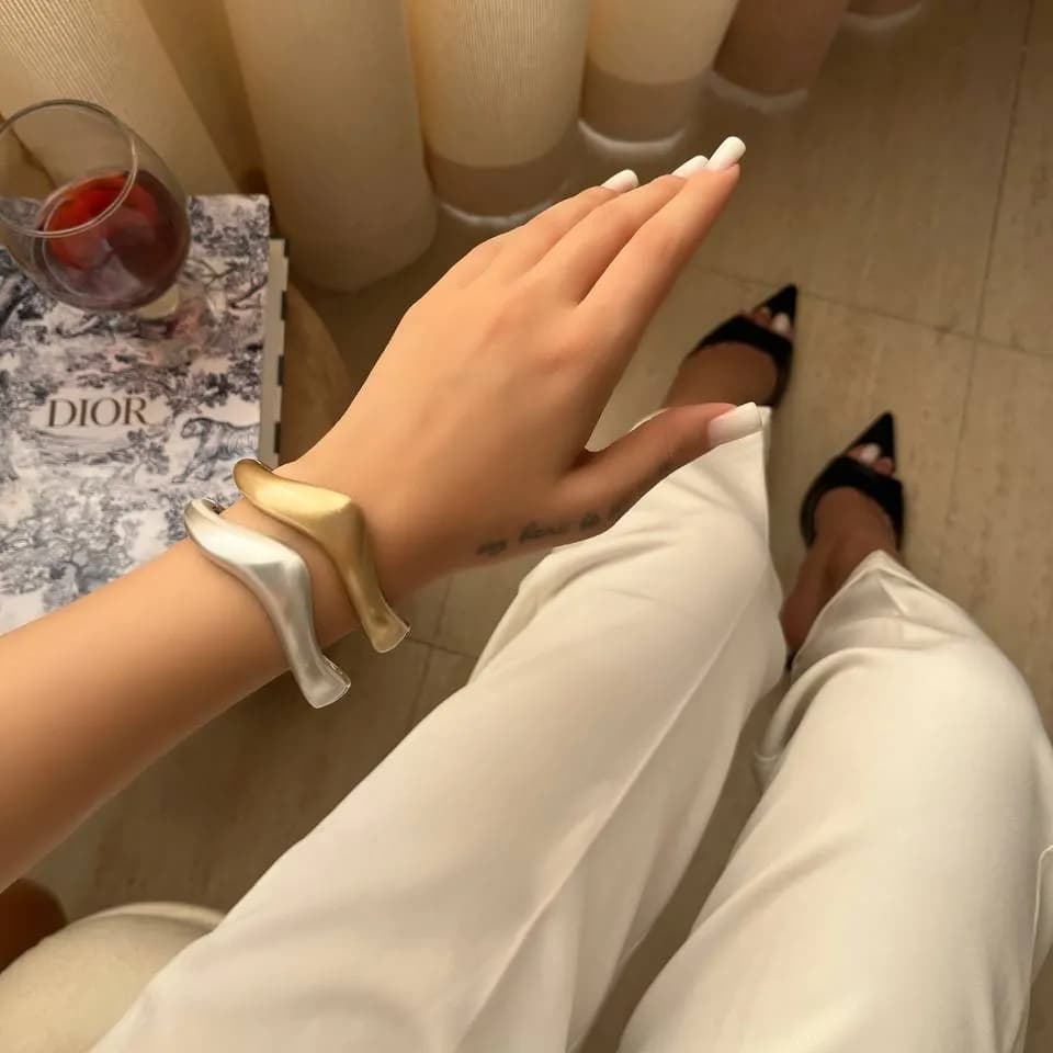 دستبند بنگل النگویی زنانه مینیمال طرح تک موج در دو رنگ طلایی و نقره ای مناسب روزمره و مهمانی آبکاری درجه یک نقره و رادیوم ضد حساسیت رنگ ثابت کد zmc — تصویر ۲