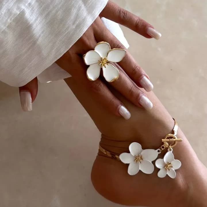 ست کامل زنانه طرح دو گل پنج برگ رنگ طلایی سفید مناسب روزمره و مهمانی میناکاری شده ضد حساسیت و رنگ ثابت کد zgc — تصویر ۵