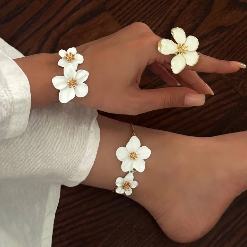 ست کامل زنانه طرح دو گل پنج برگ رنگ طلایی سفید مناسب روزمره و مهمانی میناکاری شده ضد حساسیت و رنگ ثابت کد zgc — تصویر ۴