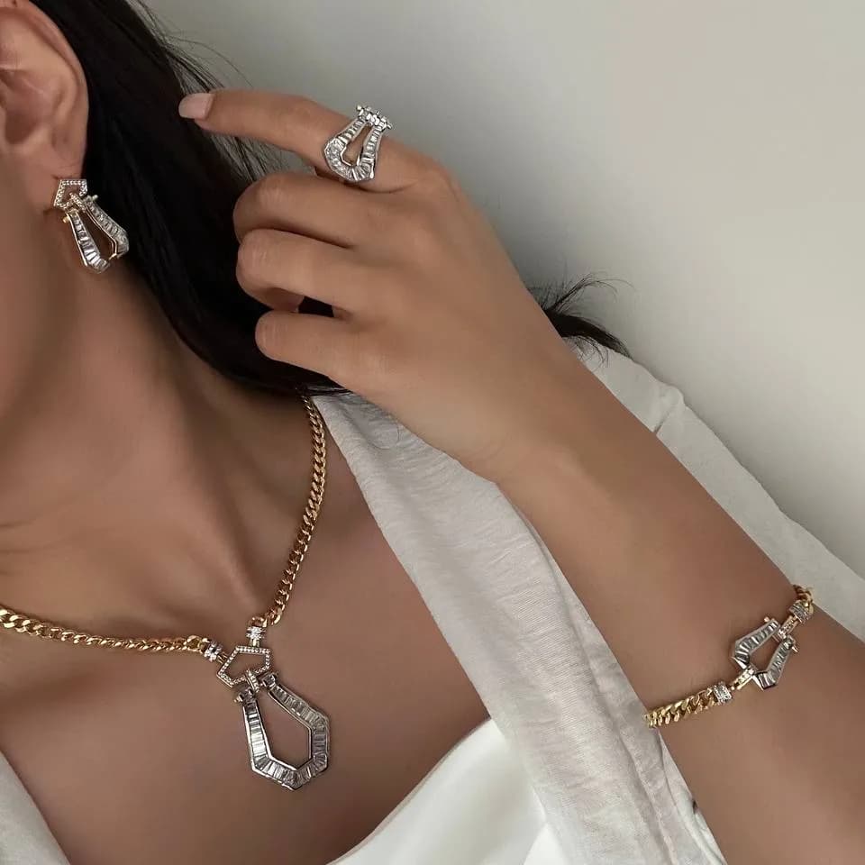 ست کامل زنانه طرح برند فرد Fred با زنجیر کارتیر Cartier نگین کاری شده رنگ طلایی نقره ای مناسب روزمره و مهمانی آبکاری درجه یک نقره و رادیوم ضد حساسیت و رنگ ثابت کد zgc — تصویر ۳