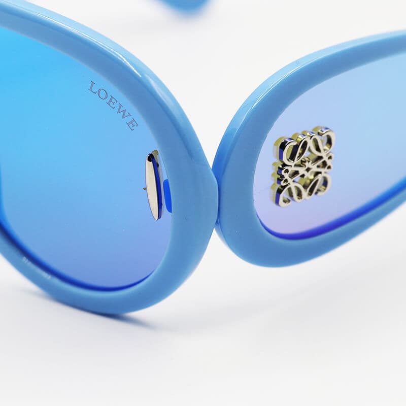 عینک آفتابی فانتزی با فریم آبی رنگ، لنز جیوه ای و دسته پهن LOEWE مدل 0239 — تصویر ۶