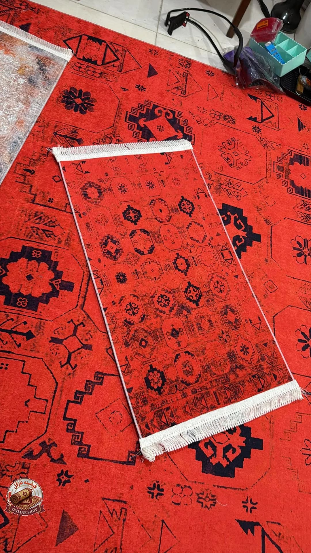 فرشینه مدرن مخمل ترک طرح ابریشمی قرمز | شیک، ضد لغزش (100×60) | کد a090 — تصویر ۴