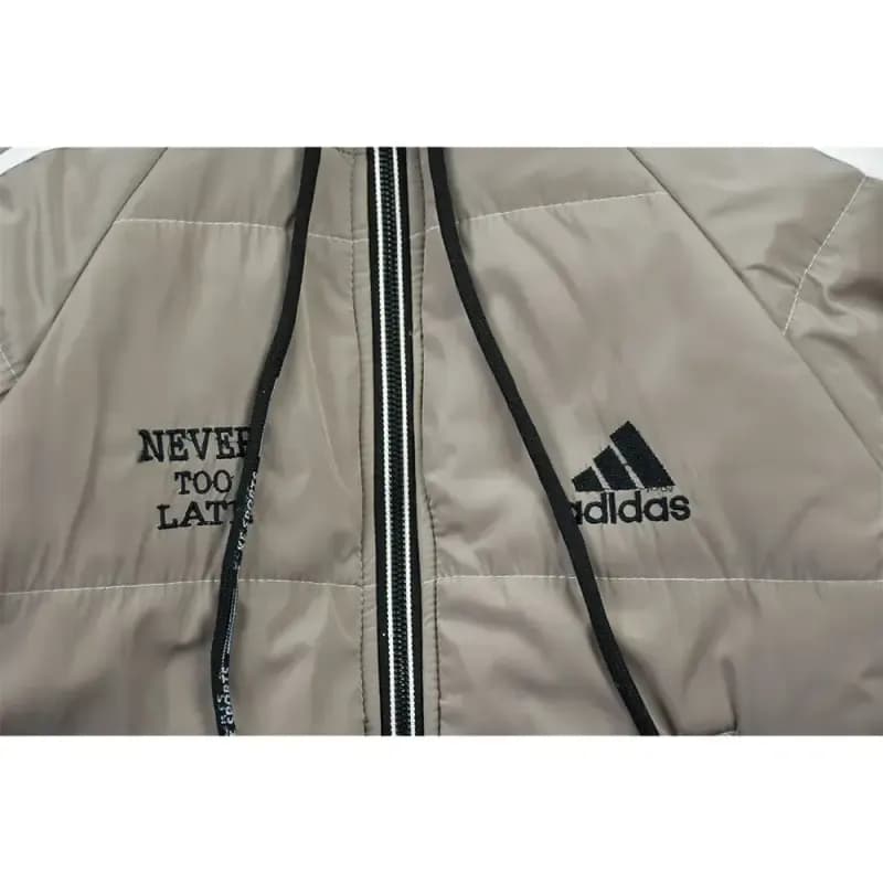 کاپشن پسرانه ADIDAS شمعی رنگ خاکی مناسب پاییز و زمستان — تصویر ۷