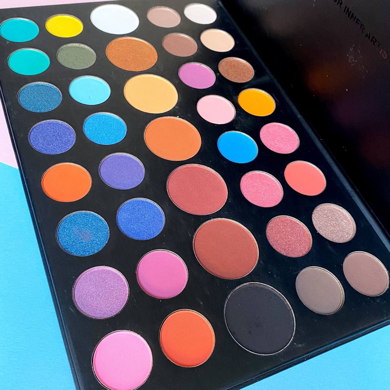 سایه چشم 39 رنگ مورف مدل James Charles — تصویر ۴
