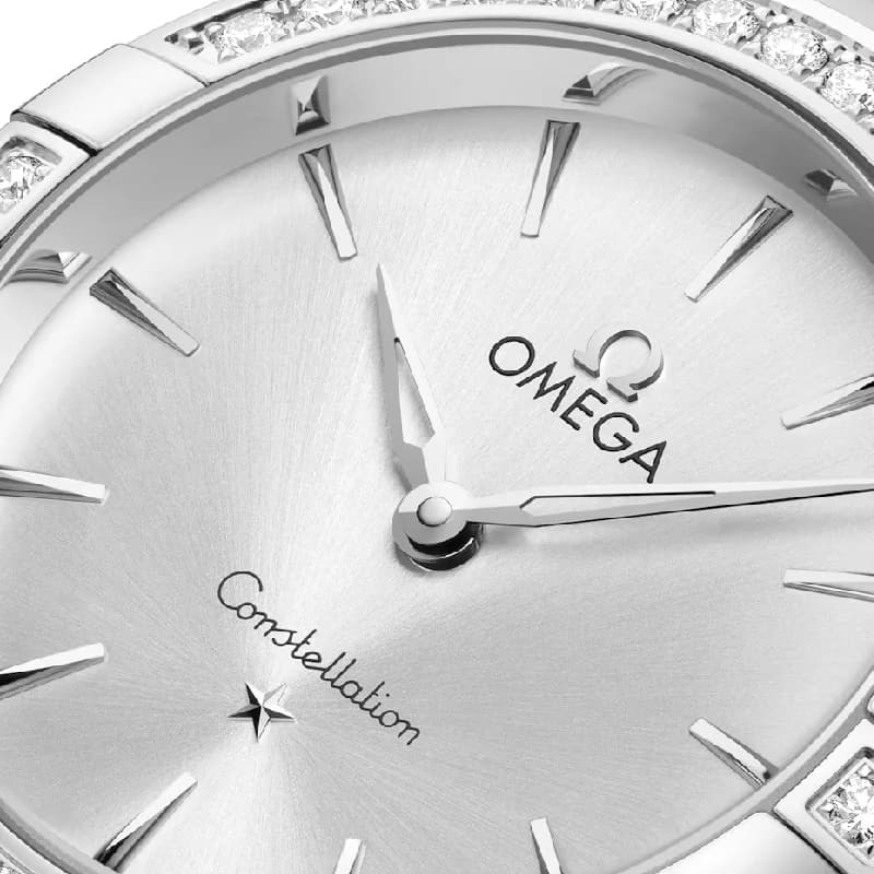 امگا Constellation Quartz 28 استیل نقرهای با بزل الماسنشان | رفرنس 131.15.28.60.02.001 — تصویر ۳