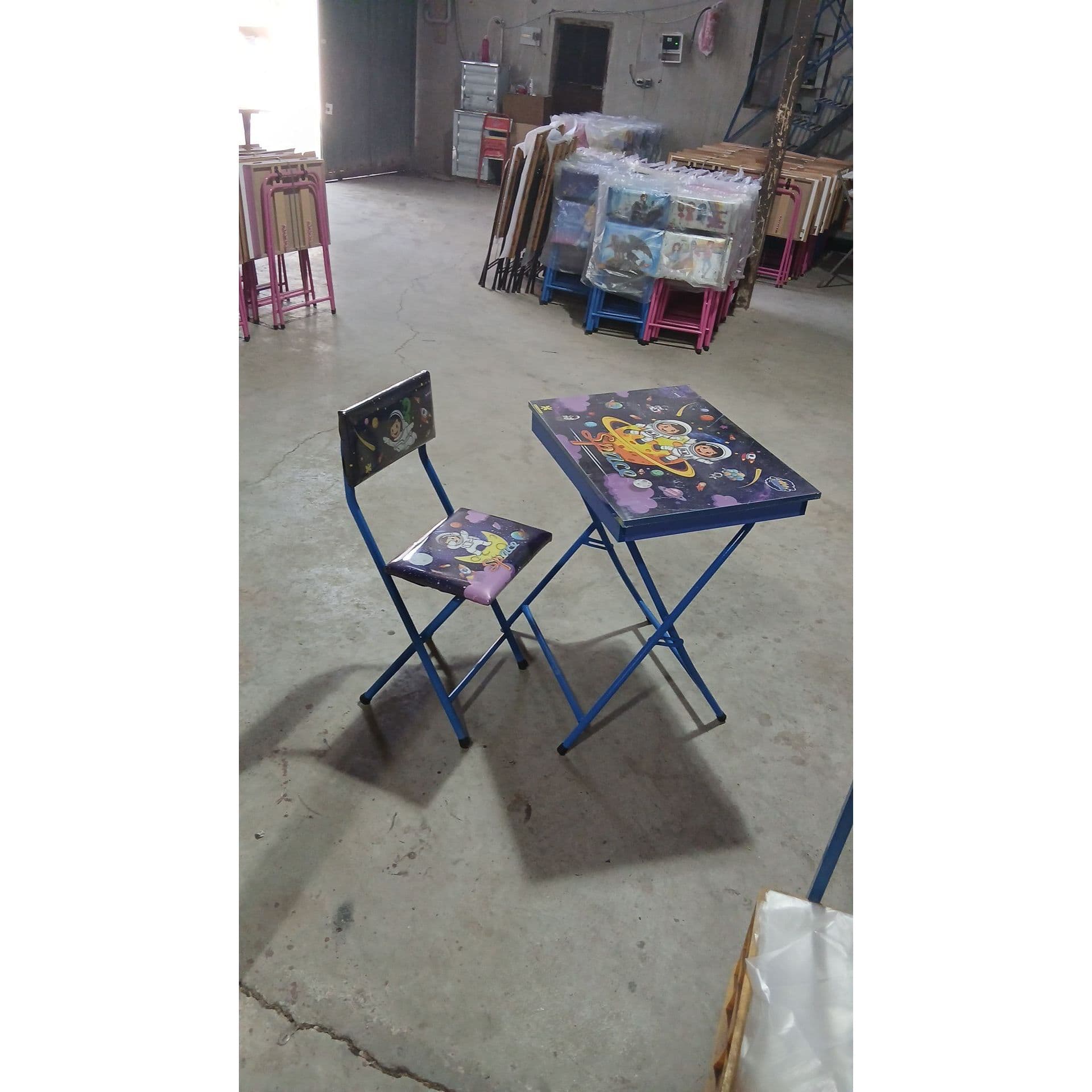 میز و صندلی تحریر تاشو مدل باکسدار فیلبندشاپ مدل 833450 — تصویر ۳