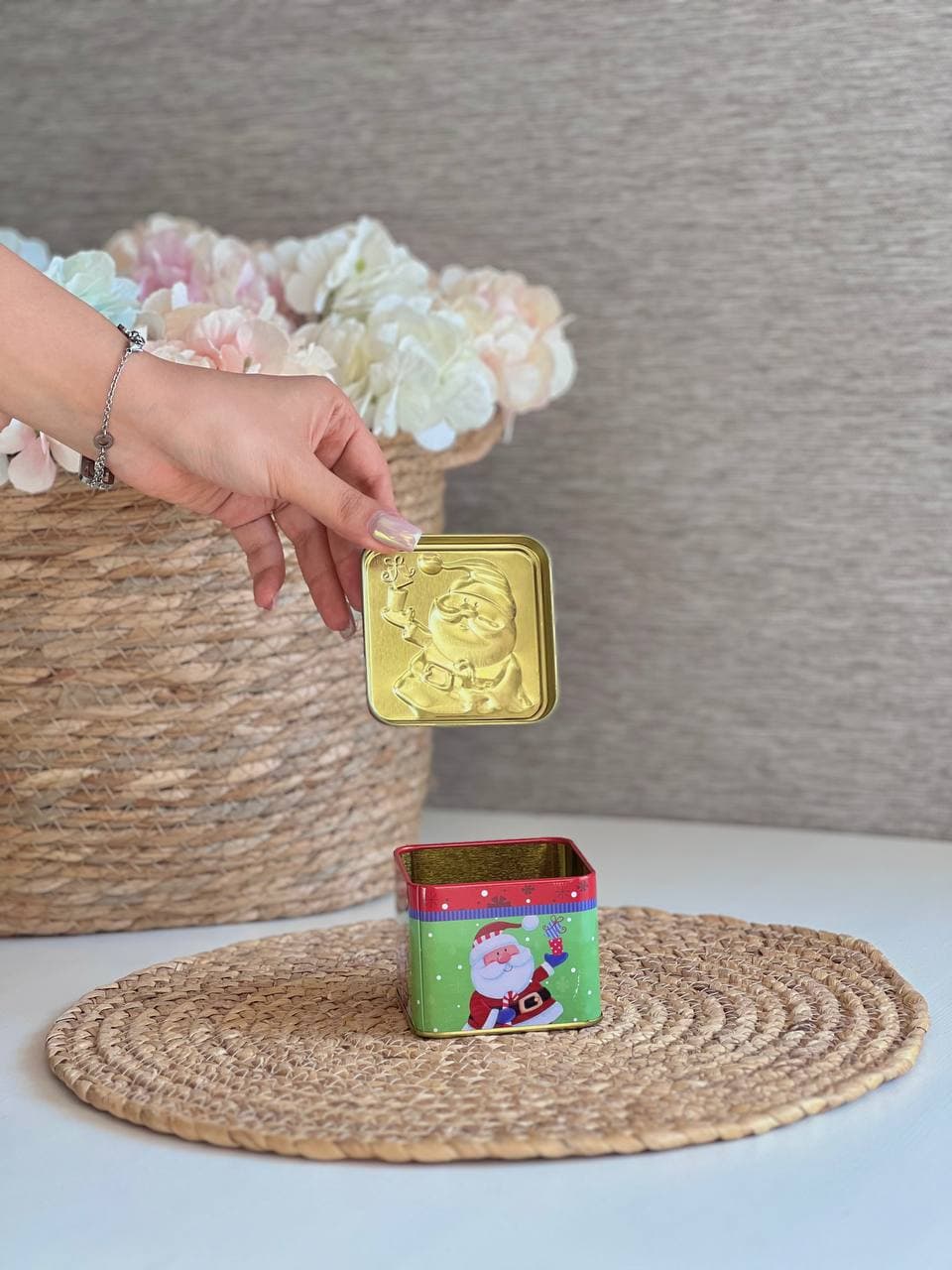 قوطی فلزی مربع طرح کریسمسی برجسته کد 18-413 — تصویر ۳