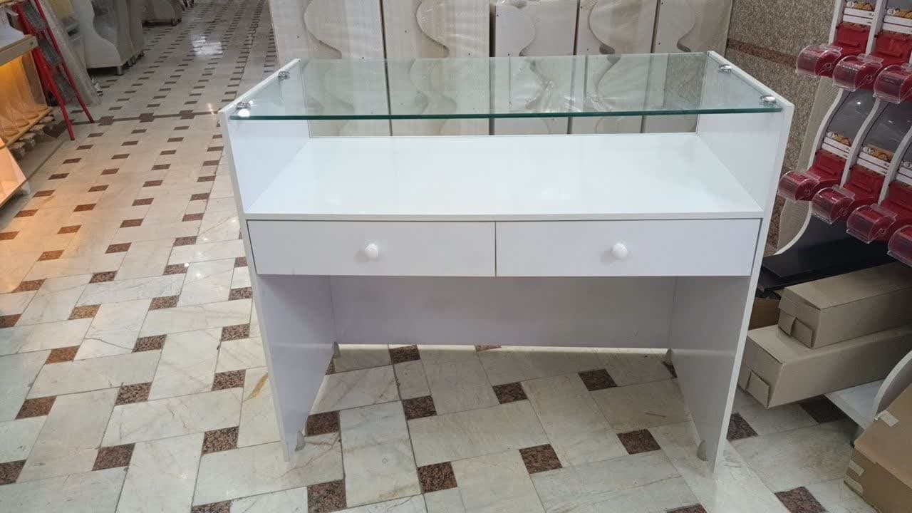 میز ویترین پیشخوان بدنه MDF کشو دار رنگ مشکی — تصویر ۳