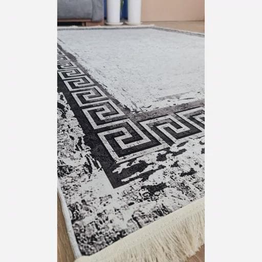 فرشینه | فرش چاپی برند حسن نیا چاپی مخمل مدرن ورساچه سفید مشکی h451 (پس کرایه) — تصویر ۳
