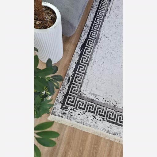 فرشینه | فرش چاپی برند حسن نیا چاپی مخمل مدرن ورساچه سفید مشکی h451 (پس کرایه) — تصویر ۵
