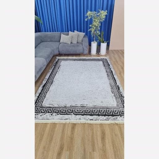 فرشینه | فرش چاپی برند حسن نیا چاپی مخمل مدرن ورساچه سفید مشکی h451 (پس کرایه) — تصویر ۲