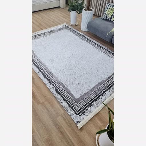 فرشینه | فرش چاپی برند حسن نیا چاپی مخمل مدرن ورساچه سفید مشکی h451 (پس کرایه) — تصویر ۸