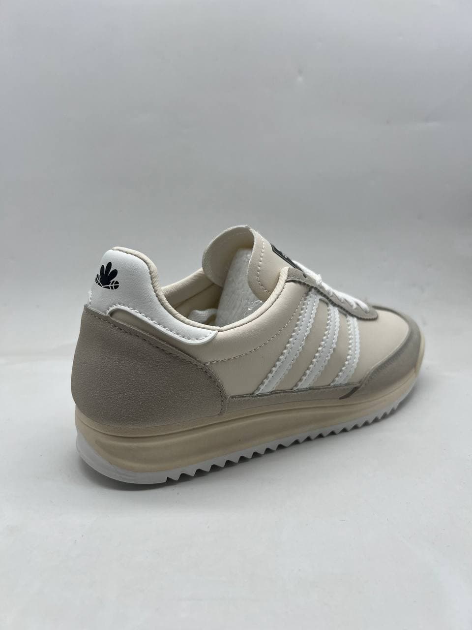 کفش ادیداس سامبا کرم خاکستری beige gray Adidas Samba shoes — تصویر ۳