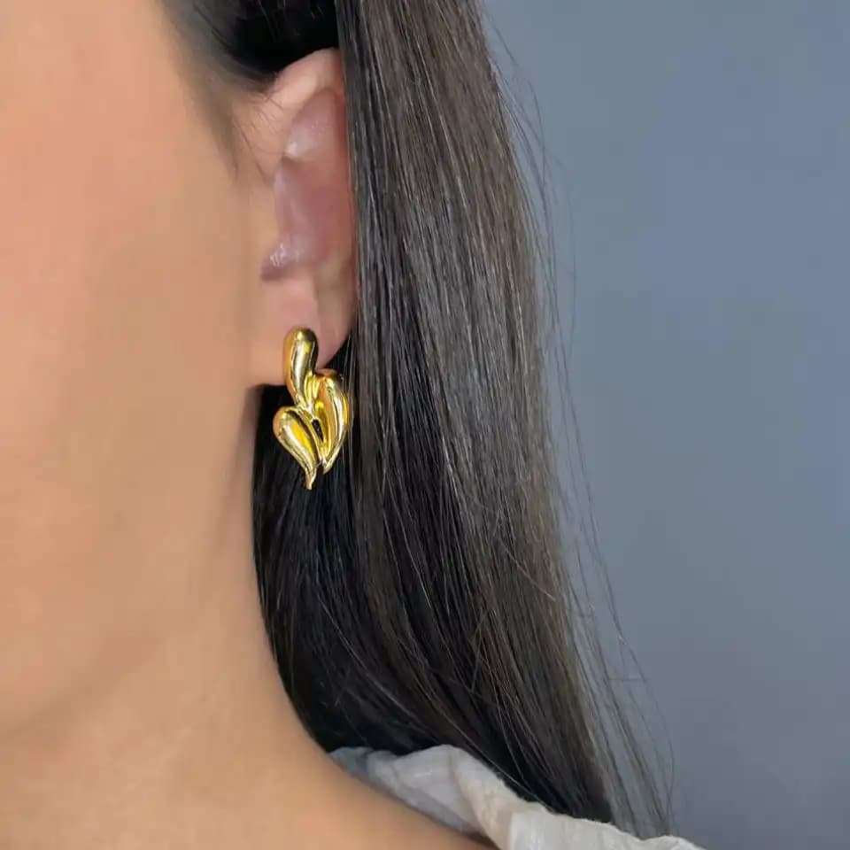 گوشواره زنانه طرح مینیمال سه برگ رنگ طلایی مناسب روزمره و مهمانی آبکاری درجه یک نقره و رادیوم ضد حساسیت و رنگ ثابت کد ztk
