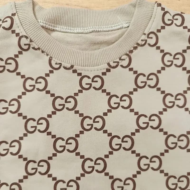 بلوز شلوار دورس بچگانه طرح Gucci رنگ ماسه ای سایز 40 تا 50 — تصویر ۵