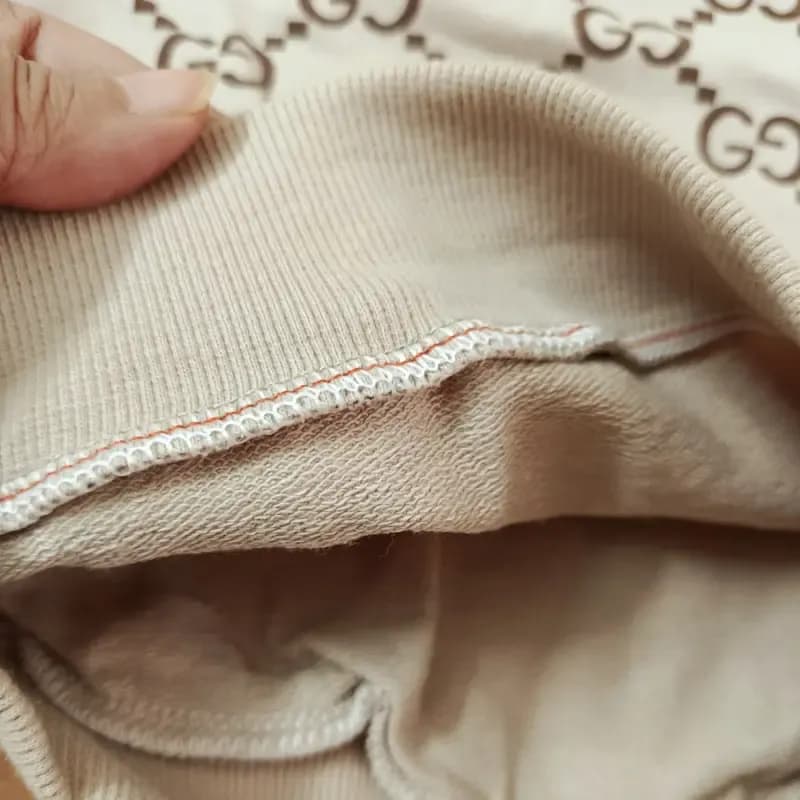 بلوز شلوار دورس بچگانه طرح Gucci رنگ ماسه ای سایز 40 تا 50 — تصویر ۳
