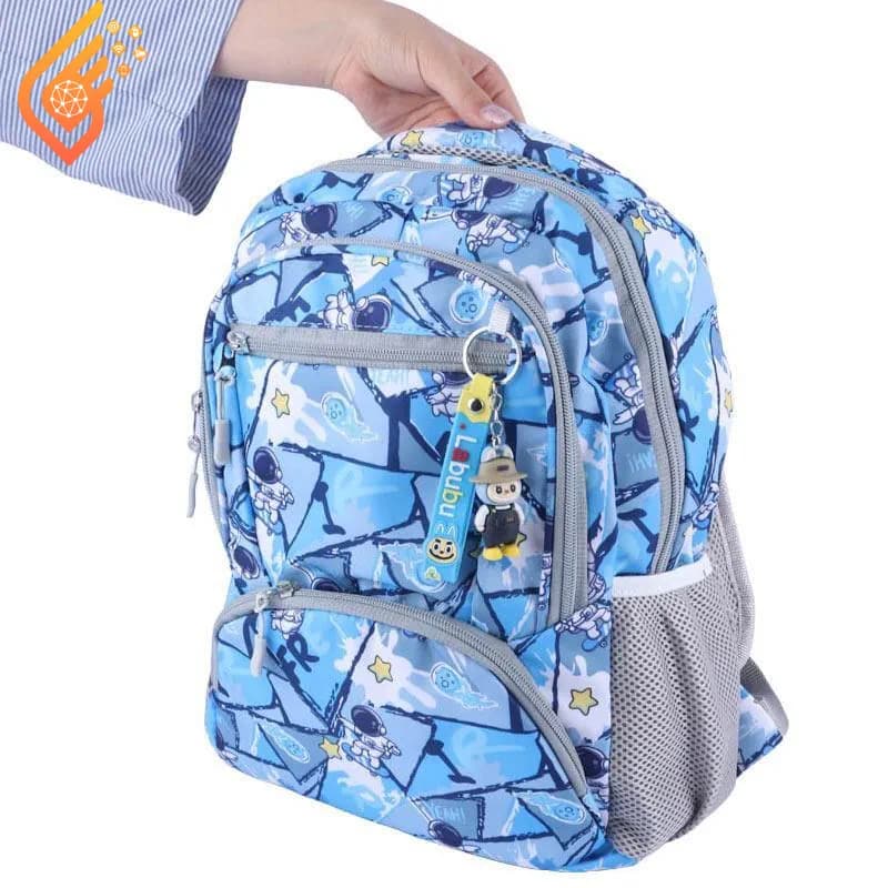 کیف کوله پشتی مدرسه کد D01010 طرح فضانورد آبی — تصویر ۳