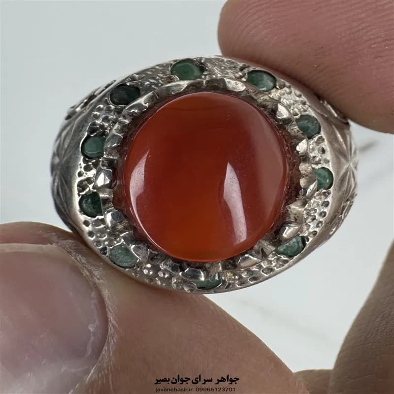 انگشتر عقیق سرخ آبدار با مخراج زمرد و رکاب نقره دستساز