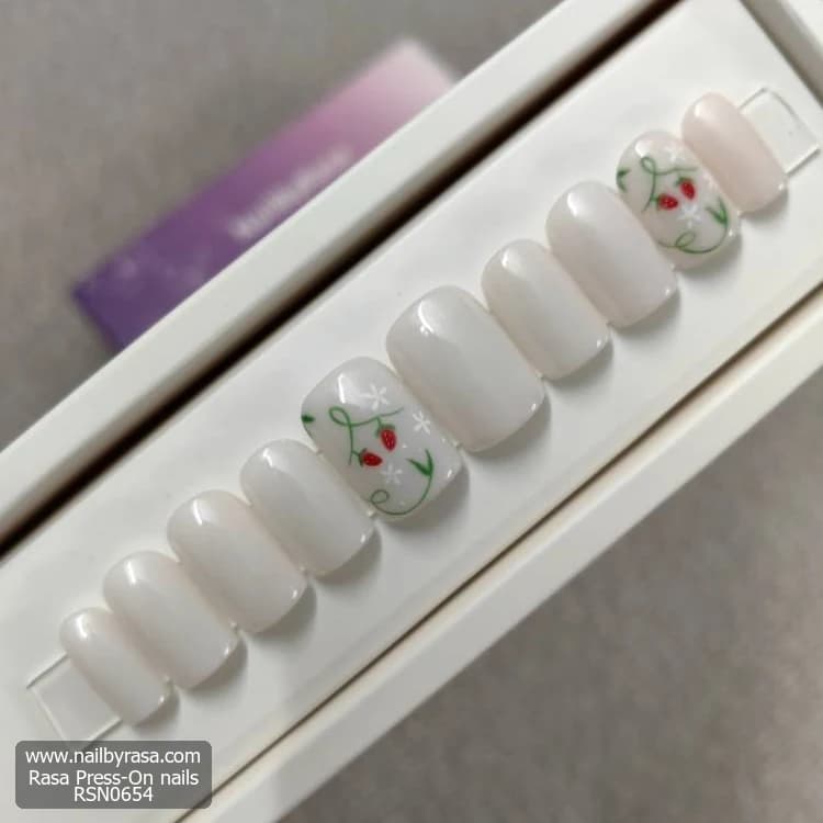 ناخن مصنوعی شیری طرح گل و توت فرنگی مربع گرد کوتاه راسا – RSN0654