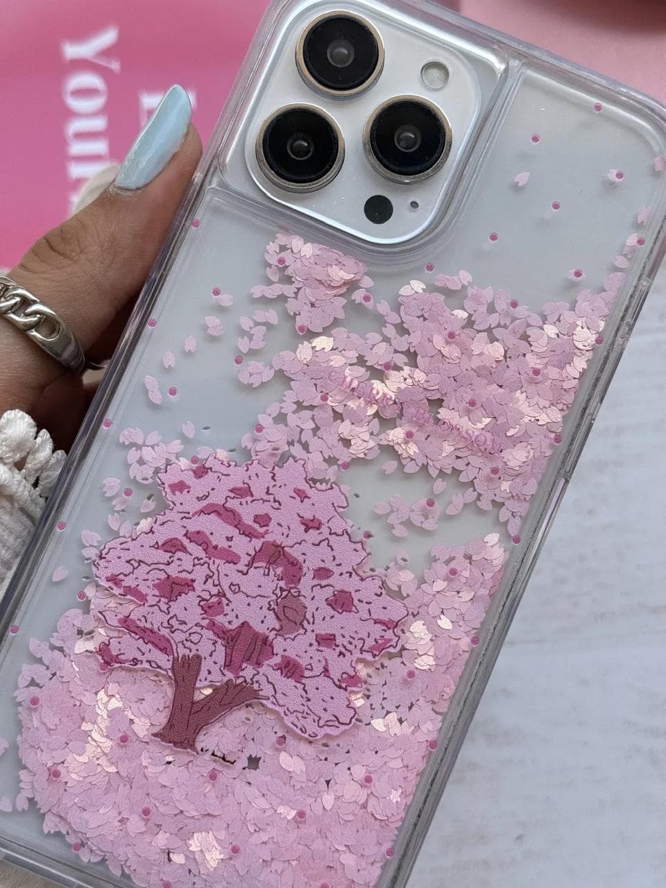 قاب آکواریومی شکوفه ی گیلاس ژاپنی (کدC2235) مناسب برای iPhone 15 — تصویر ۲