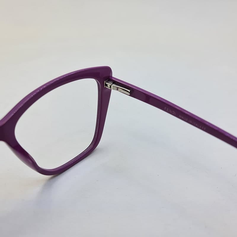 فریم عینک طبی گربه ای شکل با رنگ بنفش برند FENDI مدل AG98057 — تصویر ۶