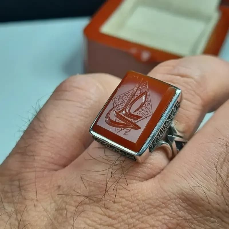 انگشتر نقره مردانه دستساز عقیق سرخ با حکاکی چهار سلام حسین عیار 925 — تصویر ۲