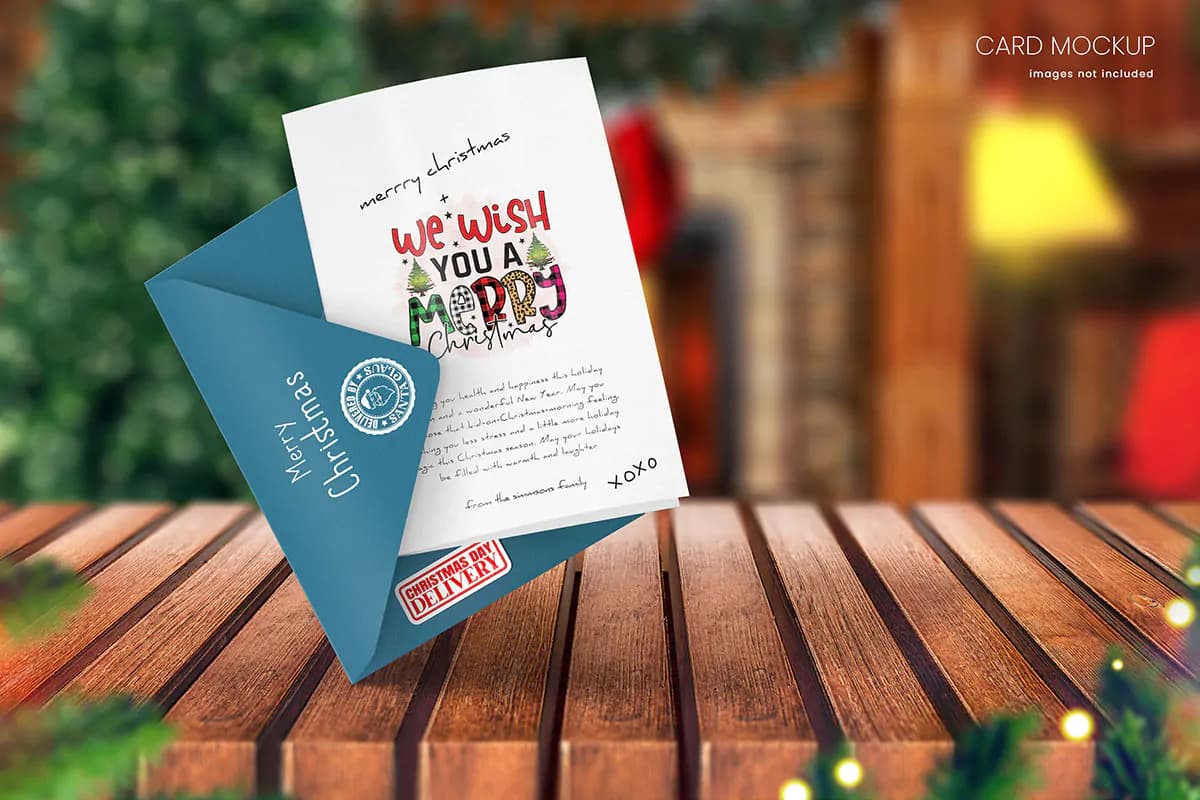 موکاپ کارت تبریک و پاکت با تم کریسمس روی میز چوبی — تصویر ۴