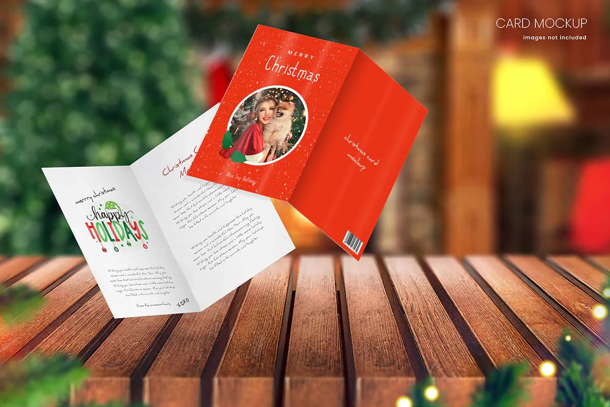 موکاپ کارت تبریک و پاکت با تم کریسمس روی میز چوبی — تصویر ۸
