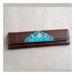 جعبه مضراب سنتور چرم طبیعی، نقاشی شده با رنگ ثابت، رنگ قهوه ای تیره، مناسب انواع مضراب — تصویر ۲